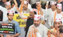 पावसाळी अधिवेशनाच्या पहिल्याच दिवशी विरोधकांचे ‘मी मराठी’ टोपी घालून विधानभवनाच्या पायऱ्यांवर आंदोलन