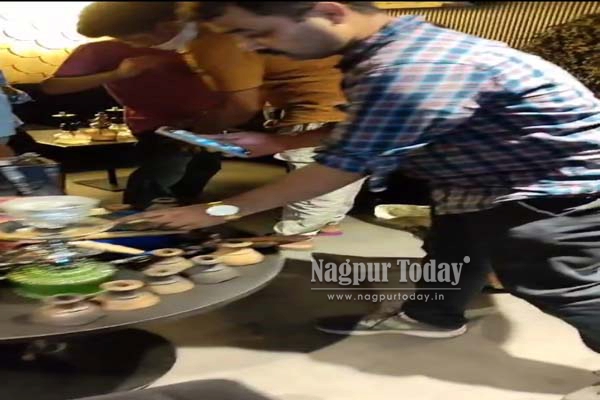 Video: Police Raid on Furs Café, Hash Café, and LSD Café in Nagpur – 36 Detained, Hookah Equipment Worth ₹1.49 Lakh Seized