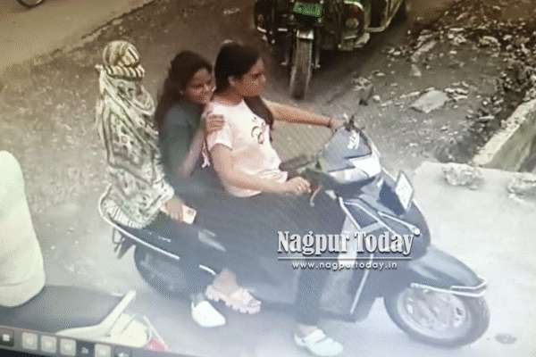 Video: Three Young Women Steal Moped from DMart Parking Lot, Caught on CCTV