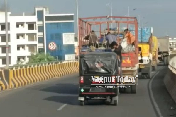 Filmy style dacoity: Rampant looting of fruits, vegetables from moving trucks on Nagpur Highways!!