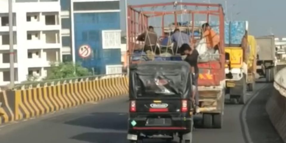 Filmy style dacoity: Rampant looting of fruits, vegetables from moving trucks on Nagpur Highways!!