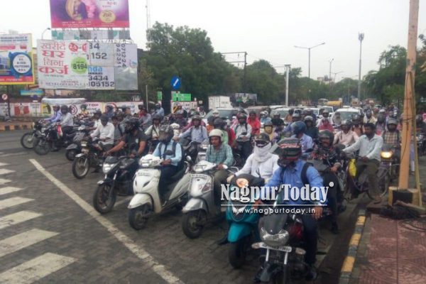 Do You Know What Speed They’re Driving At? Nagpur’s Two-Wheelers Clock 75 km/h Even in Heavy Traffic