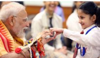 रक्षाबंधनानिमित्त पंतप्रधान मोदींनी  विद्यार्थिनीसह ब्रह्मकुमारी संस्थेच्या बहिणींकडून  बांधली राखी