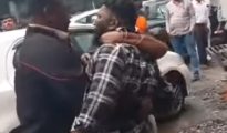 Video: नागपुर रेलवे स्टेशन पर आत्मदहन की कोशिश, पुलिसकर्मी ने बचाई जान