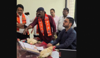 मनसे अवैध चिकन मटन मार्केटवरून आक्रमक; नागपूर महापालिका अधिकाऱ्यांना कोंबड्यांची ‘अनोखी भेट’!
