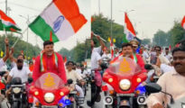 Saoner Tricolour Rally: BJP MLA Ashish Deshmukh Caught Riding Police Bike Without Helmet, Performs Stunt