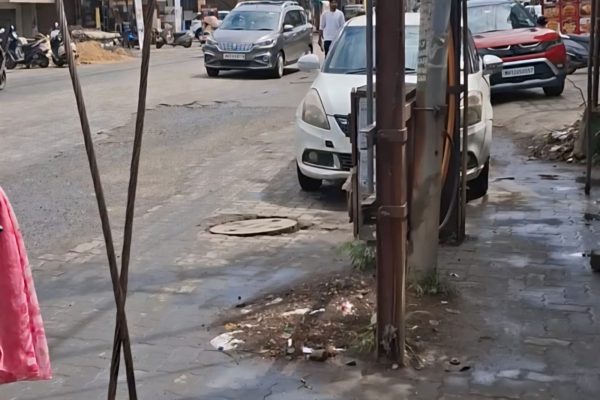 Electric DP Blocks Traffic at Omkar Nagar Square, Citizens Demand Action
