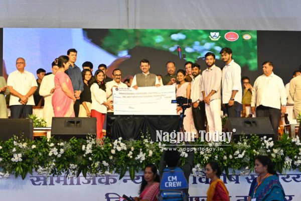 Nagpur: CM Devendra Fadnavis Felicitates Winners of ‘Rang De Nagpur’ Wall Art Competition