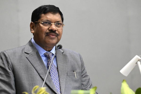 Man hurls shoe at Chief Justice inside Supreme Court; promptly arrested