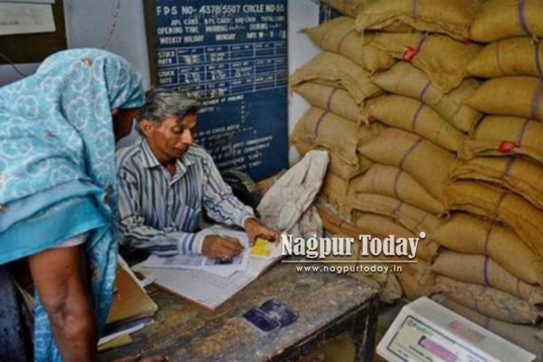 मोफत रेशन योजनेअंतर्गत बड्या कंपन्यांचे संचालकही घेत होते मोफत धान्य,केंद्र सरकारची 2.25 कोटी अपात्रांवर कारवाई!