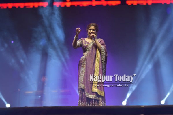 नागपूर रंगून गेले श्रेयाच्या सुरांनी; ‘हाऊसफुल’ गर्दीत खासदार सांस्कृतिक महोत्सव दणक्यात!