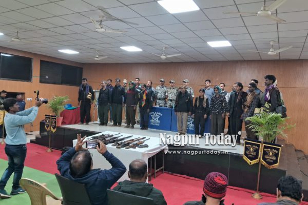 गोंदिया : हथियार डालो.. मुख्य धारा में आओ ,  नहीं तो गोली खाओ! , 11 नक्सलियों ने किया सरेंडर