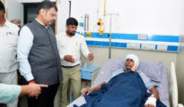 नागपुरात बिबट्याच्या हल्ल्यात जखमींची मुख्यमंत्री फडणवीस यांनी घेतली भेट