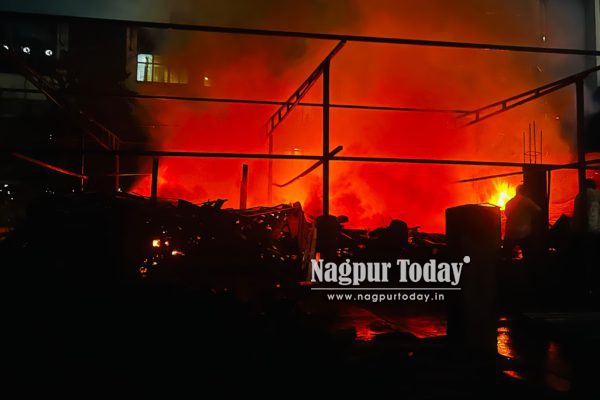 रामदासपेठ येथील केअर हॉस्पिटलजवळील फिरदोश चेंबर इमारतीत मध्यरात्री भीषण आग