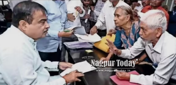 Public grievances pour in at Gadkari’s Janata Darbar in Nagpur