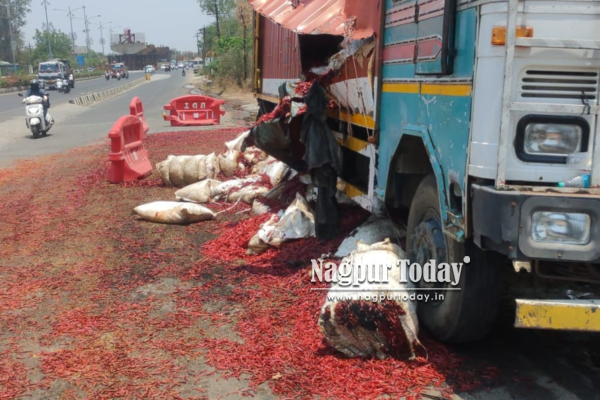 नागपुर में टला बड़ा हादसा: पेट्रोल पंप के पास खड़े ट्रक में लगी आग, मिर्ची का माल जलकर खाक!