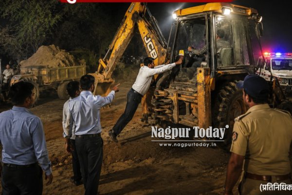 अवैध मुरूम उत्खनन पर आधी रात छापा: जेसीबी चालक ने नायब तहसीलदार को घसीटा, पुलिस ने घंटेभर में दबोचा