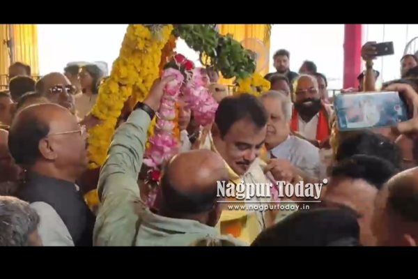 केंद्रीय मंत्री गडकरी यांची नागपुरात वस्त्रतुला; गरजूंना कपड्यांचे वाटप करत अनोख्या पद्धतीने वाढदिवस साजरा
