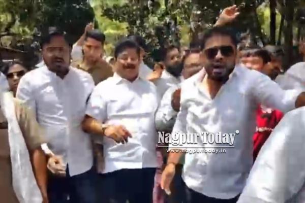 पश्चिम नागपुरात वीज कपातीविरोधात काँग्रेसचे आंदोलन;