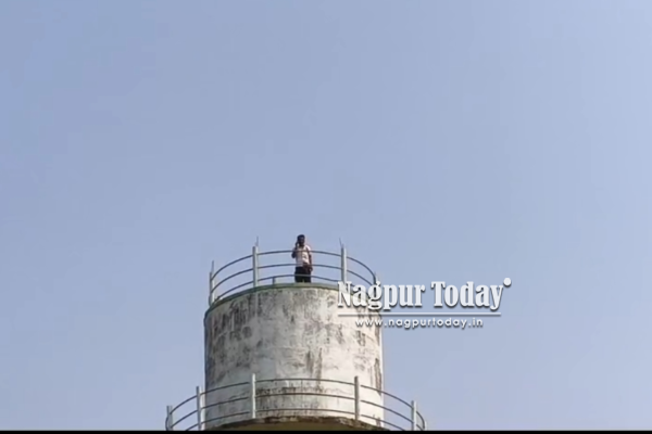 महसूल नोंदीतून 1.67 हेक्टर जमीन गायब? गोंदियात शेतकऱ्याचे पाण्याच्या टाकीवर ‘शोले स्टाईल’ आंदोलन!