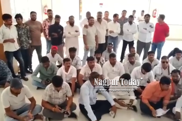 अवैध रेती उत्खननावरून नागपुरात राजकारण तापलं; टिप्पर चालकांचा जिल्हाधिकाऱ्यांकडे न्यायासाठी मोर्चा