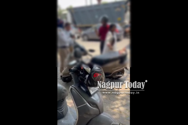 ट्रैफिक महिला पुलिसकर्मी से अभद्रता, सरकारी कार्य में बाधा डालने पर मां-बेटे के खिलाफ मामला दर्ज