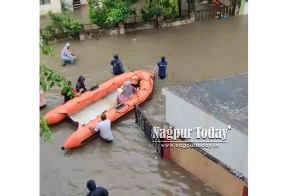 नागपुरात मुसळधार पावसाचा कहर; अवघ्या दीड तासात १०० मिमीहून अधिक पाऊस, शहर जलमय
