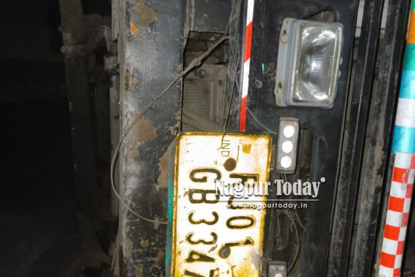सावनेर में स्टील से भरा ट्रक पलटा, चालक घायल