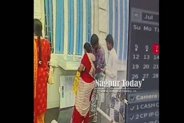 बैंक ऑफ इंडिया से पैसे निकालकर निकली महिला से ₹17,500 की ठगी, CCTV में कैद हुई वारदात