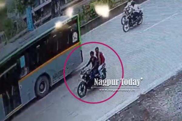 Fake cops rob retired teacher of gold ring during morning walk in Nagpur