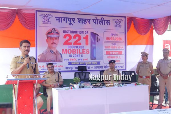 नागपूर पोलिसांनी ४२ लाखांचे २२१ चोरी झालेले मोबाईल मालकांच्या केले स्वाधीन!