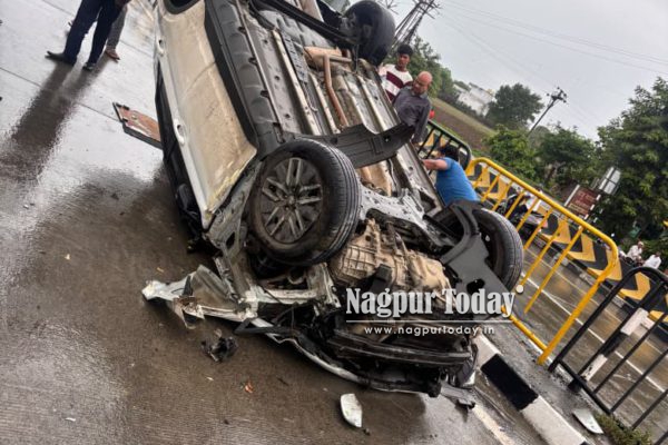 धापेवाड़ा के पास तेज रफ्तार कार पलटी, बड़ा हादसा टला; सभी सवार सुरक्षित
