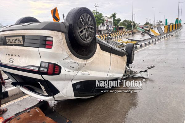 धापेवाडा येथे भरधाव कार पलटली; मोठा अपघात टळला, सर्व प्रवासी बचावले
