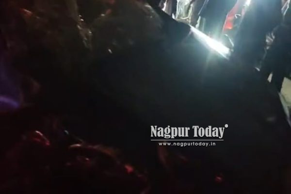 नागपूर–सावनेर महामार्गावर भीषण अपघात; तिन्ही कारांची धडक, २८ वर्षीय चालकाचा मृत्यू