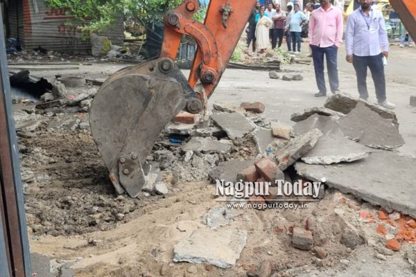 Gangwar Aftermath: Bulldozers Demolish Illegal Properties Linked to MCOCA Accused Ajay Chinkhede in Nagpur