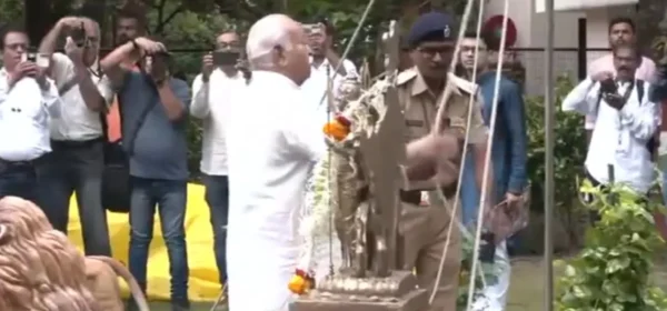 Mohan Bhagwat hoists National Flag at RSS headquarters
