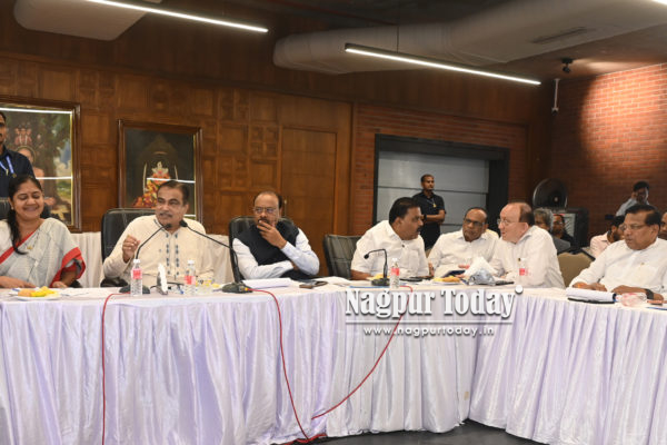 खोदलेले रस्ते पूर्ववत न करणाऱ्या अधिकाऱ्याचे निलंबन करा केंद्रीय मंत्री श्री. नितीन गडकरी यांचे प्रशासनाला आदेश