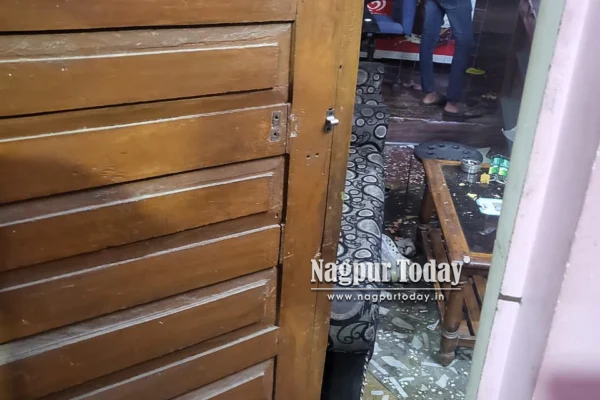 नागपूरच्या वैशालीनगरात शस्त्रधारी गुंडांचा धुडगूस; दुकानाची तोडफोड करून रोकड लंपास