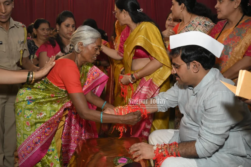 गोंदिया। भावुक पल, अटूट विश्वास: 2500 राखियों से सजा विधायक डॉ. परिणय फुके का हाथ