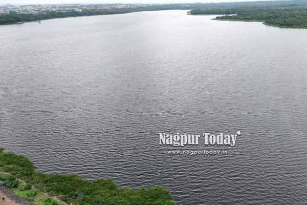 अंबाझरी तलाव जलपर्णीच्या विळख्यातून मुक्ततेच्या मार्गावर महापौर निता ठाकरे यांचा पुढाकार
