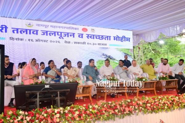 जलपर्णी मुक्त अंबाझरी तलावात नितीन गडकरी, महापौर यांनी घेतला नौका विहार चा आनंद