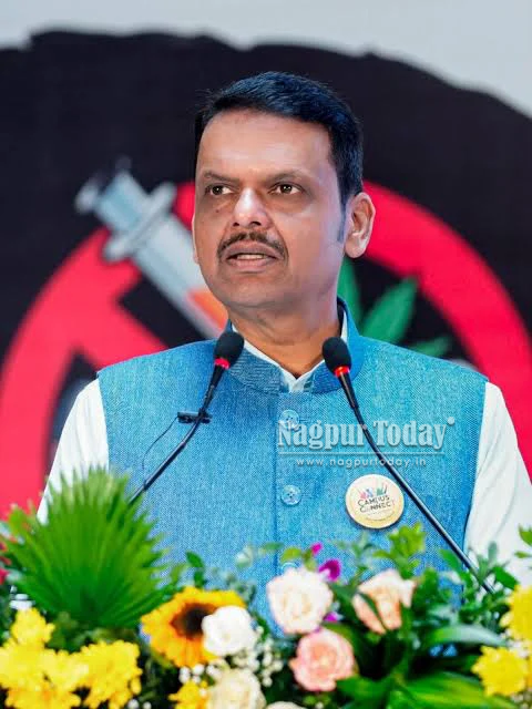 मराठी येत नसल्याने रिक्षा-टॅक्सी चालकांचे परवाने रद्द केले जाणार नाहीत; फडणवीसांचे स्पष्टीकरण