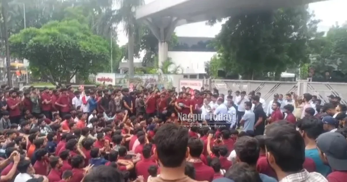 महिंद्रा ट्रैक्टर कंपनी के बाहर कर्मचारियों का हंगामा, पीएफ-ईएसआईसी और नौकरी की मांग को लेकर आंदोलन