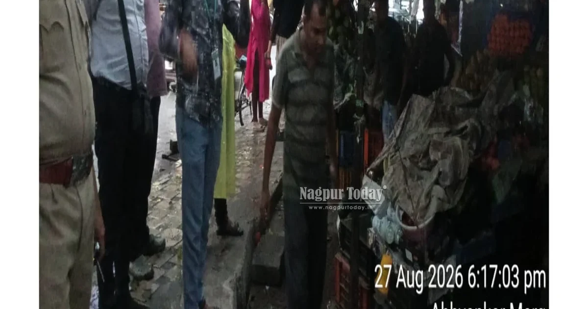 धंतोली परिसरातील वाहतूकीस अडथळा निर्माण होणाऱ्या रस्त्यावरील अतिक्रमण महापालिकेची व पोलीस विभागाची धडक कारवाई