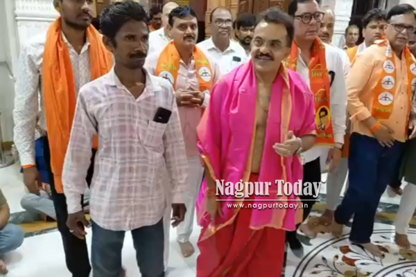 Sanjay Nirupam visits Nagpur, offers prayers at Tekdi Ganesh Temple