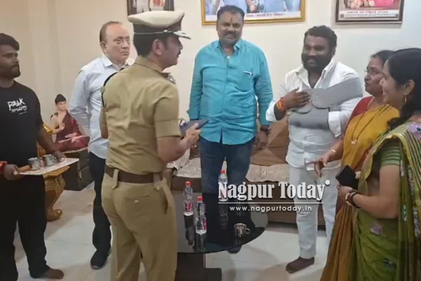 नगरसेवक के घर फायरिंग के बाद पुलिस आयुक्त विश्वास नांगरे पाटील ने लिया जायजा