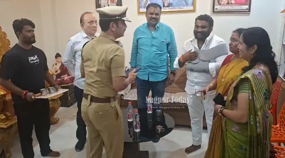 नगरसेवक के घर फायरिंग के बाद पुलिस आयुक्त विश्वास नांगरे पाटील ने लिया जायजा