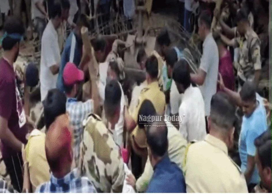 मिरजमध्ये शासकीय रुग्णालयाच्या प्रवेशद्वाराचा स्लॅब कोसळला; २ जणांचा मृत्यू, अनेक कामगार ढिगाऱ्याखाली