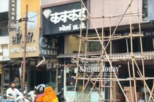 इतवारीतील कक्कड ज्वेलर्समध्ये चोरी;ग्राहक बनून नजर चुकवून १.०९ लाखांचे सोन्याचे पेंडंट लंपास!