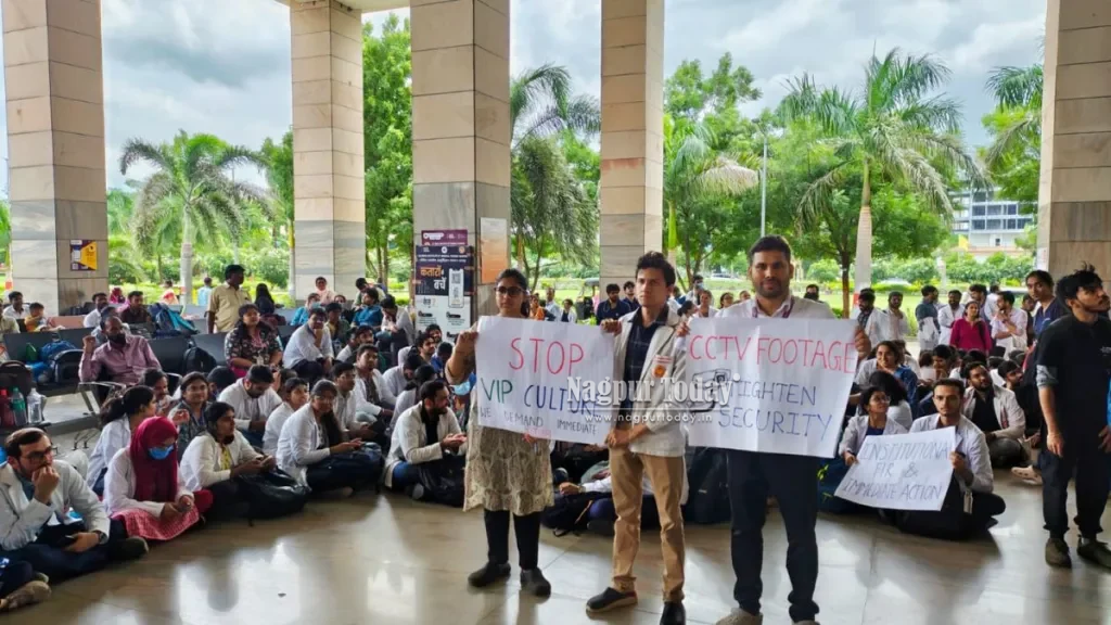 नागपूर AIIMSमध्ये डॉक्टरांवरील हल्ल्याचा आरोप; खासदाराच्या नावाने दबाव आणल्याचा दावा, निवासी डॉक्टर आक्रमक!